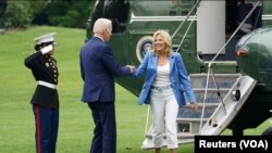 Shugaban kasar Amurka Joe Biden da matarsa Jill Biden Lokacin da suke sauka a jirgi zuwa hutu