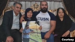 ناهید شیرپیشه (راست)، مهرداد بختیاری، بی‌بی زهرا بختیاری با عکس پویا بختیاری، و منوچهر بختیاری