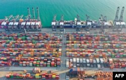 中国广东深圳港的集装箱和吊车 （2022年12月25日）