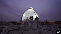 2023 年 4 月 20 日，伊拉克纳杰夫，什叶派观察新月以确定伊斯兰教第 10 个月的开始，这标志着长达一个月的斋月禁食的结束和开斋节的开始。