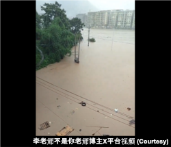 2024年7月11日，中国四川重庆垫江县遭暴雨袭击被洪水淹。（李老师不是你老师博主X平台视频截图）
