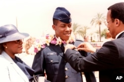 찰스 브라운 미 합참의장 지명자가 공군 소위 시절인 1986년 조종사 교육을 수료하고 가족들의 축하를 받고 있다.