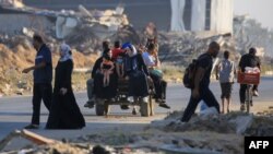 Palestinci na putu u Al Magaziju beže pošto su se kampovi za raseljena lica u kojima su se nalazili našli pod snažnim izraelskim bombardovanjem, u centralnom delu Pojasa Gaze, 5. juna 2024.