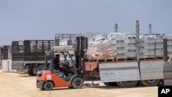 지난 1일 이스라엘과 가자지구 북부 국경 부근의 에레즈 검문소에서 가자지구로 반입될 구호 물품을 트럭기사가 운반하고 있다.