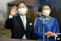 Kaisar Jepang Naruhito (kiri), bersama Permaisuri Masako, melambai ke arah para simpatisan saat muncul di balkon Istana Kekaisaran pada perayaan ulang tahun ke-63 Kaisar di Tokyo, Kamis, 23 Februari 2023. (AP/Eugene Hoshiko, Pool)