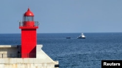 24일 한국 군 함정이 동해상으로 탈북을 시도한 북한 주민 4명이 탑승한 소형 목선을 양양항으로 예인하고 있다.