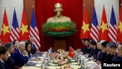 ​ປະ​ທາ​ນາ​ທິ​ບໍ​ດີ ສະ​ຫະ​ລັດ ທ່ານ ໂຈ ໄບ​ເດັນ ເຂົ້າ​ຮ່ວມກອງ​ປະ​ຊຸມ​ກັບ​ເລ​ຂາ​ທິ​ການ​ໃຫຍ່​ພັກ​ຄອມ​ມູ​ນິ​ສ ຫວຽດ​ນາມ ທ່ານ ຫງວຽນ ຟູ ຈົ່ງ, ຢູ່​ສຳ​ນັກ​ງານ​ໃຫຍ່​ຂອງ​ພັກ​ຄອມ​ມູ​ນິ​ສ ຫວຽດ​ນາມ, ຮ່າ​ໂຮຍ, 10 ກັນ​ຍາ 2023.