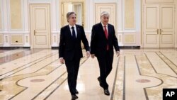 토니 블링컨(왼쪽) 미 국무장관이 28일 카자흐스탄 수도 아스타나에서 카심-조마르트 토카예프 대통령을 예방하고 있다. 