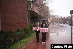 中国驻美大使谢锋在哈佛大学肯尼迪学院发表演讲时，数次被该校的学生活动人士抗议打断，图中左边是呼喊抗议口号的台裔学生吴亭桦右边为抗议学生藏人学生次仁央金(Students for a Free Tibet提供）