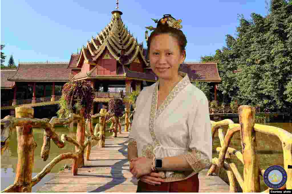 ແມ່ຍິງລື້ຄົນນຶ່ງຖ່າຍຮູບຢູ່ວັດລາວທີ່ແຊນດິເອໂກຫລັງຈາກຕັກບາດແລະທໍາພິທີບຸນປີໃໝ່ລື້ແລ້ວ