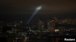 우크라이나군 장병들이 지난 2월 수도 크이우(러시아명 키예프) 시내에서 야간에 조명을 공중에 쏘며 러시아 무인항공기(드론)를 감시하고 있다. (자료사진)