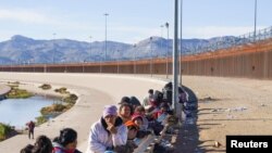 지난달 4일 미국 남부 텍사스주 엘파소 국경지대에서 베네수엘라 등 중남미에서 온 이주자들이 국경순찰대의 행정 처리를 기다리고 있다. (자료사진)
