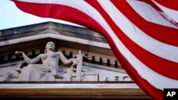 Američka zastava ispred sjedišta Sekretarijata za pravosuđe u Washingtonu.