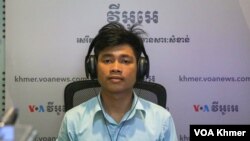 លោកកែវ សុវណ្ណឫទ្ធិ អង្គុយក្នុងបន្ទប់ស្ទឌីយោរបស់វីអូអេ បន្ទាប់ពីផ្តល់បទសម្ភាសន៍ចប់កាលពីថ្ងៃទី១១ ខែតុលា ឆ្នាំ២០២៣។ (ហាន ណូយ/វីអូអេ)