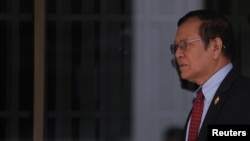 រូបឯកសារ៖ លោក កឹម សុខា មេដឹកនាំគណបក្សសង្គ្រោះជាតិ ដើរចេញពីសាលប្រជុំមួយនៅរដ្ឋសភាជាតិ រាជធានីភ្នំពេញ កាលពីថ្ងៃទី ៧ ខែធ្នូ ឆ្នាំ ២០១៦។ 