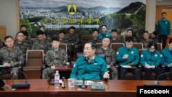 신원식(맨 앞) 한국 국방부 장관이 7일 수도방위사령부에서 발언하고 있다. (한국 국방부 페이스북)