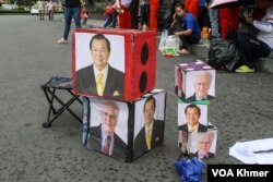 ប្រអប់តវ៉ាដែលរូបភាពរបស់ថ្នាក់ដឹកនាំក្រុមហ៊ុន ណាហ្គាវើល៍ បានដាក់តាំងនៅលើទ្រូងផ្លូវពីមុខក្រុមហ៊ុន ណាហ្គាវើល៍ រាជធានីភ្នំពេញ ថ្ងៃទី៣១ ខែសីហា ឆ្នាំ២០២៣។ (ស៊ឹម ចាន់សំណាង/វីអូអេ)