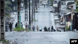 La capitale comorienne a été mercredi et jeudi en proie à des heurts entre bandes de jeunes lançant des pierres et forces de l'ordre répliquant avec des tirs de gaz lacrymogène. (Photo by OLYMPIA DE MAISMONT / AFP)