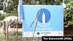 ស្លាកគណបក្សភ្លើងទៀនត្រូវបានឃើញនៅតាមដងផ្លូវជាតិក្នុងឃុំរុនតាឯក ស្រុកបន្ទាយស្រី ខេត្តសៀមរាប កាលពីថ្ងៃទី ១២ ខែកុម្ភៈ ឆ្នាំ ២០២៣។ (ទែន សុខស្រីនិត/វីអូអេ)