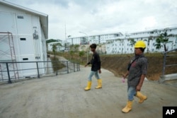 Sejumlah pekerja di lokasi pembangunan Ibu Kota Baru di Penajam Paser Utara, Kalimantan Timur, 8 Maret 2023. (Foto: Achmad Ibrahim/AP Photo)