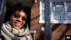 Derazasiga Falastin bayrog'ini ilib qo'ygan Sidni Vollas, Chikago, 28-noyabr, 2023 