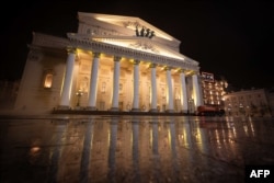 FILE - Teater Bolshoi di pusat kota Moskow, Rusia, 2 Oktober 2023. Rusia pada 1 Desember 2023 menunjuk maestro kontroversial Valery Gergiev, sekutu Presiden Vladimir Putin, untuk memimpin Teater Bolshoi Moskow yang terkenal di dunia. (Natalia KOLESNIKOVA / AFP)
