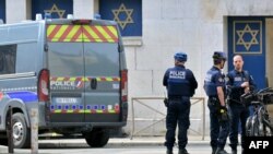 Pripadnici francuske policije ispred ulaza u sinagogu u Ruenu, gde su policajci prethodno usmrtili iz vatrenog oružja naoružanog čoveka koji je pokušao da zapali bogomolju i koji je nasrnuo na policajce, 17. maja 2024.