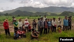 ពលរដ្ឋនៅហសគមន៍ព្រៃមេត្តាធម្មជាតិ ប្រមូលផ្តុំគ្នានៅដែនជម្រកសត្វព្រៃភ្នំឱរ៉ាល់ ក្នុងខេត្តកំពង់ស្ពឺ។ (Facebook/Khmer Thavrak - ខ្មែរថាវរៈ)