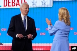 Prva dama Jill Biden, desno, pozdravlja predsjednika Joea Bidena na kraju predsjedničke debate s republikanskim predsjedničkim kandidatom, bivšim predsjednikom Donaldom Trumpom, čiji je domaćin CNN, u četvrtak, 27. juna 2024., u Atlanti. (AP Photo/Gerald Herbert)