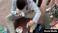 სტუდენტი ნიკო მანაგაძე, თსუ-ის წინ, თავდასხმის შემდეგ. თსუ-ის რექტორი ამ თავდასხმას არ გამოხმაურებია