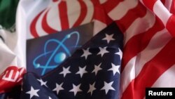 Simbol atom dan bendera Amerika Serikat dan Iran terlihat dalam sebuah ilustrasi yang diambil pada 8 September 2022. (Foto: REUTERS/Dado Ruvic)