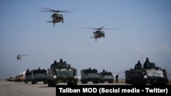 به گفتۀ رییس جمهور امریکا، پس از خروج نظامیان امریکایی از افغانستان "۷۷۷هزار تفنگ و ۷۰هزار واسطۀ زرهی" به دست طالبان افتاده است.
