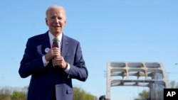 조 바이든 미국 대통령이 5일 앨라배마주 셀마의 에드먼드 페터스 다리 앞에서 연설하고 있다.