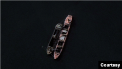 북한 원산 앞바다에서 길이 145m와 100m 선박이 선체를 맞대고 있다. 적재함 속에는 석탄으로 추정되는 물체가 들어있다. 사진=Airbus (via Google Earth)