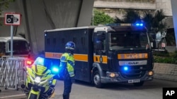 资料照：一辆监狱车将香港壹传媒创办人黎智英送到香港西九龙法院。（2024年1月2日）