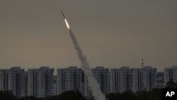 Sistem antirudal Iron Dome Israel ditembakkan untuk mencegat roket yang diluncurkan dari Jalur Gaza menuju Israel, dekat Ashkelon, Israel, Kamis, 11 Mei 2023. (Foto: AP/Ariel Schalit)