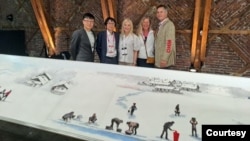 3일 노르웨이 오슬로의 한 갤러리에서 2024 오슬로자유포럼(Oslo Freedom Forum)의 일환으로 탈북 화가 송벽 씨의 전시회 ‘지상낙원 북한을 노래하다’ 개막식이 열렸다. 송벽 화가(왼편에서 두 번째)와 미 인권재단 관계자들이 자리를 함께했다. 사진 = 인권재단 제공