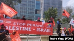 Para pedemo dari Partai Buruh dan Konfederasi Serikat Pekerja Indonesia (KSPI) berunjuk rasa di luar Kedutaan Besar AS dan kantor Perserikatan Bangsa-Bangsa (PBB)meminta mereka untuk membantu menghentikan perang Hamas-Israel, Jakarta, 10 Oktober 2023. (Foto: Indra Yoga/VOA)