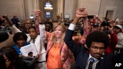 Demokratski poslanici Džastin Džons, Glorija Džonson i Džastin Pirson u skupštini Tenesija