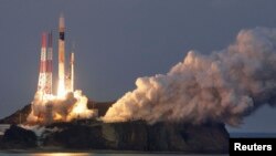 Roket H-IIA, yang membawa satelit astronomi sinar-X "ASTRO-H", lepas landas dari landasan peluncuran di Tanegashima Space Center di Pulau Tanegashima di barat daya Jepang, 17 Februari 2016, sebagai ilustrasi. (Foto: Kyodo via Reuters)