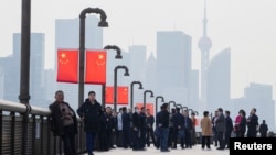 资料照：游客在上海外滩可以遥看陆家嘴金融区。（2023年3月7日）