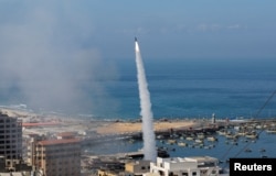 PAlestinski militanti ispaljuju raketu iz Gaze ka Izraelu, tokom napada 7. oktobra 2023.