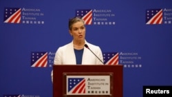 即将卸任的美国在台协会(AIT)处长孙晓雅(Sandra Oudkirk)在台北举行的一个记者会上讲话。（2024年6月14日）