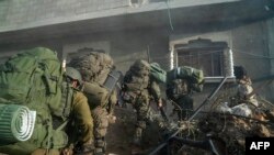 이스라엘군 장병들이 가자지구에서 이동하고 있다. 28일 군 당국이 공개한 사진.