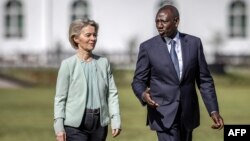 La présidente de la Commission européenne Ursula von der Leyen et le président kényan William Ruto.