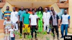 Les organisateurs du festival en séance de reboisement, Ouagadougou, le 17 août 2023 (VOA/Lamine Traoré)