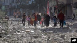 Palestinci napuštaju svoje domove nakon izraelskog bombardiranja grada Gaze, 30. oktobra 2023.