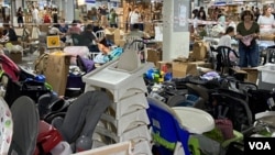 “以色列的兄弟姊妹”将他们的政治组织转变为一个非政治性的100％志愿组织，设立指挥中心和专门的物流中心，在志工的协调下收集与分发捐赠物资用以帮助士兵、支援受害者家属、以及来自南部撤离的家庭所需 (美国之音/赖素芬)