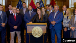 美国阿肯色州州长萨拉·赫卡比·桑德斯（Sarah Elizabeth Huckabee Sanders）2023年10月17日（照片来自桑德斯推特）