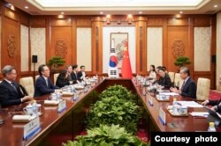 조태열 한국 외교장관과 왕이 중국 공산당 중앙정치국 위원 겸 외교부장이 13일 베이징에서 회담했다. 사진 = 한국 외교부 제공